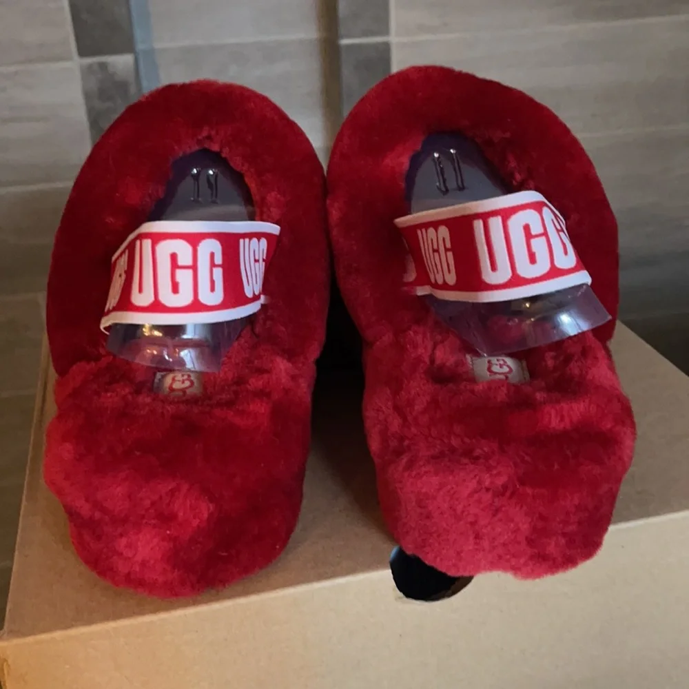 ♥️UGGs - Red Cute! FLUFF Slides - Comfy & Cozy - Picture 2 of 13